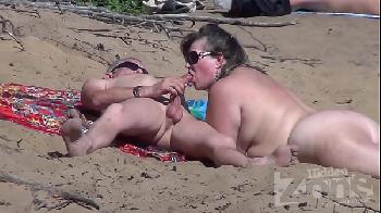 boquete em praia de nudismo