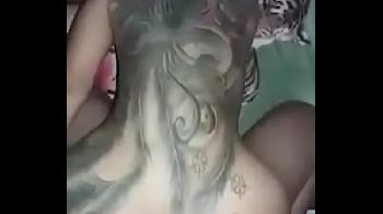 Novinha tatuada dando gostoso