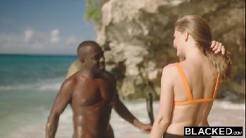 Vídeo pornô negão fodendo a loira gostosa na praia 