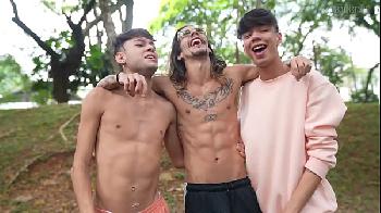 tres amigos novinhos de 18 anos gays fazendo ménage