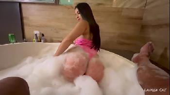 Vídeo pornô curtindo banheira com morena gostosa 