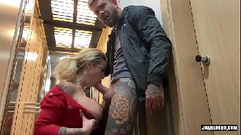 Ela trai seu marido com amigo tatuado do trabalho no elevador