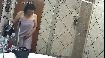 Câmera escondida flagra esposa com amante no banheiro