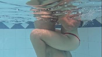 casal fodendo na piscina em vídeo de sexo amador 