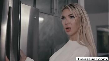 Vídeo pornô online da travesti loira dando seu cu rosado