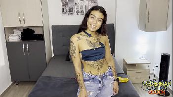 Novinha tatuada nua tocando siririca e gemendo gostoso