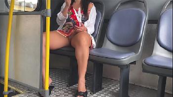 exibicionista safada mostrando a buceta no ônibus